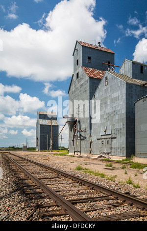 Alte verlassene Getreidesilos in Knox, North Dakota, USA. Stockfoto