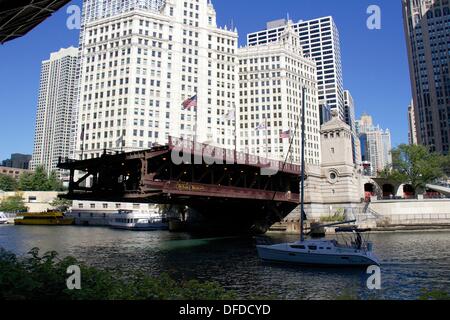 Chicago, Illinois, USA. 2. Oktober 2013. Die DuSable Brücke an der North Michigan Avenue ausgelöst, um Segelboote auf ihrem Weg vom Lake Michigan Häfen an Winter-Lagerung-Werften entlang dem Chicago Fluß übergeben zu ermöglichen. Sobald häufig angehoben, um kommerzielle Schiffe passieren zu lassen, die Brücken nun erst im Frühjahr heben und fallen bei den Open und Schließen der Segelsaison. Bildnachweis: Todd Bannor/Alamy Live-Nachrichten Stockfoto