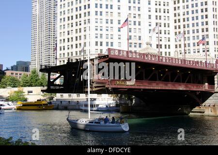 Chicago, Illinois, USA. 2. Oktober 2013. Die DuSable Brücke an der North Michigan Avenue ausgelöst, um Segelboote auf ihrem Weg vom Lake Michigan Häfen an Winter-Lagerung-Werften entlang dem Chicago Fluß übergeben zu ermöglichen. Sobald häufig angehoben, um kommerzielle Schiffe passieren zu lassen, die Brücken nun erst im Frühjahr heben und fallen bei den Open und Schließen der Segelsaison. Bildnachweis: Todd Bannor/Alamy Live-Nachrichten Stockfoto