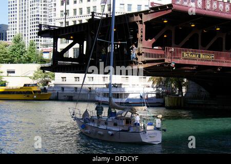 Chicago, Illinois, USA. 2. Oktober 2013. Die DuSable Brücke an der North Michigan Avenue ausgelöst, um Segelboote auf ihrem Weg vom Lake Michigan Häfen an Winter-Lagerung-Werften entlang dem Chicago Fluß übergeben zu ermöglichen. Sobald häufig angehoben, um kommerzielle Schiffe passieren zu lassen, die Brücken nun erst im Frühjahr heben und fallen bei den Open und Schließen der Segelsaison. Bildnachweis: Todd Bannor/Alamy Live-Nachrichten Stockfoto