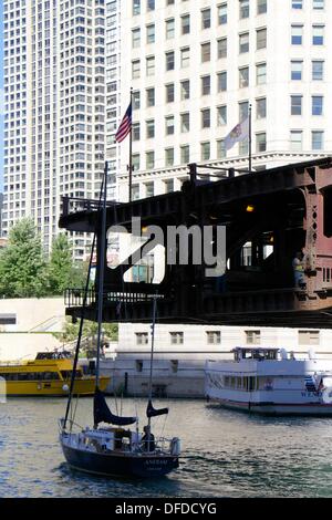 Chicago, Illinois, USA. 2. Oktober 2013. Die DuSable Brücke an der North Michigan Avenue ausgelöst, um Segelboote auf ihrem Weg vom Lake Michigan Häfen an Winter-Lagerung-Werften entlang dem Chicago Fluß übergeben zu ermöglichen. Sobald häufig angehoben, um kommerzielle Schiffe passieren zu lassen, die Brücken nun erst im Frühjahr heben und fallen bei den Open und Schließen der Segelsaison. Bildnachweis: Todd Bannor/Alamy Live-Nachrichten Stockfoto