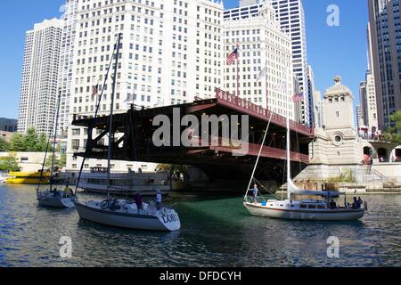 Chicago, Illinois, USA. 2. Oktober 2013. Die DuSable Brücke an der North Michigan Avenue ausgelöst, um Segelboote auf ihrem Weg vom Lake Michigan Häfen an Winter-Lagerung-Werften entlang dem Chicago Fluß übergeben zu ermöglichen. Sobald häufig angehoben, um kommerzielle Schiffe passieren zu lassen, die Brücken nun erst im Frühjahr heben und fallen bei den Open und Schließen der Segelsaison. Bildnachweis: Todd Bannor/Alamy Live-Nachrichten Stockfoto