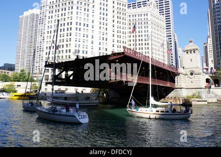 Chicago, Illinois, USA. 2. Oktober 2013. Die DuSable Brücke an der North Michigan Avenue ausgelöst, um Segelboote auf ihrem Weg vom Lake Michigan Häfen an Winter-Lagerung-Werften entlang dem Chicago Fluß übergeben zu ermöglichen. Sobald häufig angehoben, um kommerzielle Schiffe passieren zu lassen, die Brücken nun erst im Frühjahr heben und fallen bei den Open und Schließen der Segelsaison. Bildnachweis: Todd Bannor/Alamy Live-Nachrichten Stockfoto