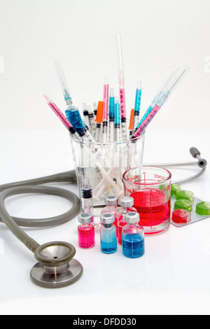 Medizin-Flaschen, Ampulle, Spritze und Tabletten mit Stethoskop, medizinisches Konzept Stockfoto