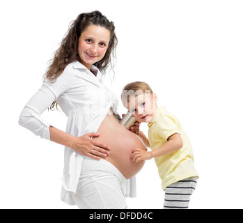 Kid Boy mit zuhören können schwangere Mutter Bauch Stockfoto