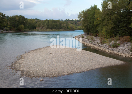 Neue Kiesbank hinterlegt im Juni 2013 zu überfluten des Bow River. Stockfoto