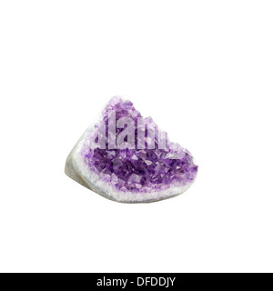 Amethyst-Quarz-Kristalle, ausgeschnitten auf weißem Hintergrund Stockfoto