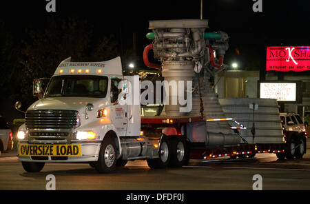 Canoga Park, Kalifornien, USA. 2. Oktober 2013. Die historische Saturn V f-1-Triebwerk bewegt sich aus seiner Heimat von fast 35 Jahren, die außen Aerojet Rocketdyne vor der Canoga Avenue Anlage geplant bis Ende des Jahres geschlossen. Der Motor steht 19 Fuß hoch und mehr als 12 Fuß breit, der Motor geliefert 1,5 Millionen Pfund Schub, die Apollo-Ära Saturn V gestartet. Apollo-Ära Saturn V wurde an die Firma Anlage in Chatsworth CA. Foto geschleppten gen Blevins/LA DailyNews/ZUMA PRESS (Credit-Bild: © Gene Blevins/ZUMAPRESS.com) Credit: ZUMA Press, Inc./Alamy Live News Stockfoto