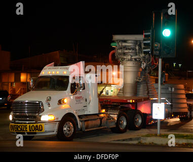 Canoga Park, Kalifornien, USA. 2. Oktober 2013. Die historische Saturn V f-1-Triebwerk bewegt sich aus seiner Heimat von fast 35 Jahren, die außen Aerojet Rocketdyne vor der Canoga Avenue Anlage geplant bis Ende des Jahres geschlossen. Der Motor steht 19 Fuß hoch und mehr als 12 Fuß breit, der Motor geliefert 1,5 Millionen Pfund Schub, die Apollo-Ära Saturn V gestartet. Apollo-Ära Saturn V wurde an die Firma Anlage in Chatsworth CA. Foto geschleppten gen Blevins/LA DailyNews/ZUMA PRESS (Credit-Bild: © Gene Blevins/ZUMAPRESS.com) Credit: ZUMA Press, Inc./Alamy Live News Stockfoto