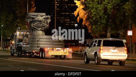 Canoga Park, Kalifornien, USA. 2. Oktober 2013. Die historische Saturn V f-1-Triebwerk bewegt sich aus seiner Heimat von fast 35 Jahren, die außen Aerojet Rocketdyne vor der Canoga Avenue Anlage geplant bis Ende des Jahres geschlossen. Der Motor steht 19 Fuß hoch und mehr als 12 Fuß breit, der Motor geliefert 1,5 Millionen Pfund Schub, die Apollo-Ära Saturn V gestartet. Apollo-Ära Saturn V wurde an die Firma Anlage in Chatsworth CA. Foto geschleppten gen Blevins/LA DailyNews/ZUMA PRESS (Credit-Bild: © Gene Blevins/ZUMAPRESS.com) Credit: ZUMA Press, Inc./Alamy Live News Stockfoto