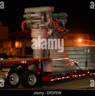 Canoga Park, Kalifornien, USA. 2. Oktober 2013. Die historische Saturn V f-1-Triebwerk bewegt sich aus seiner Heimat von fast 35 Jahren, die außen Aerojet Rocketdyne vor der Canoga Avenue Anlage geplant bis Ende des Jahres geschlossen. Der Motor steht 19 Fuß hoch und mehr als 12 Fuß breit, der Motor geliefert 1,5 Millionen Pfund Schub, die Apollo-Ära Saturn V gestartet. Apollo-Ära Saturn V wurde an die Firma Anlage in Chatsworth CA. Foto geschleppten gen Blevins/LA DailyNews/ZUMA PRESS (Credit-Bild: © Gene Blevins/ZUMAPRESS.com) Credit: ZUMA Press, Inc./Alamy Live News Stockfoto