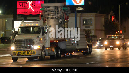 Canoga Park, Kalifornien, USA. 2. Oktober 2013. Die historische Saturn V f-1-Triebwerk bewegt sich aus seiner Heimat von fast 35 Jahren, die außen Aerojet Rocketdyne vor der Canoga Avenue Anlage geplant bis Ende des Jahres geschlossen. Der Motor steht 19 Fuß hoch und mehr als 12 Fuß breit, der Motor geliefert 1,5 Millionen Pfund Schub, die Apollo-Ära Saturn V gestartet. Apollo-Ära Saturn V wurde an die Firma Anlage in Chatsworth CA. Foto geschleppten gen Blevins/LA DailyNews/ZUMA PRESS (Credit-Bild: © Gene Blevins/ZUMAPRESS.com) Credit: ZUMA Press, Inc./Alamy Live News Stockfoto