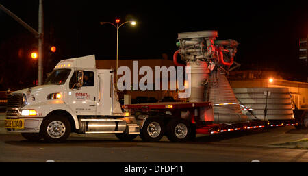 Canoga Park, Kalifornien, USA. 2. Oktober 2013. Die historische Saturn V f-1-Triebwerk bewegt sich aus seiner Heimat von fast 35 Jahren, die außen Aerojet Rocketdyne vor der Canoga Avenue Anlage geplant bis Ende des Jahres geschlossen. Der Motor steht 19 Fuß hoch und mehr als 12 Fuß breit, der Motor geliefert 1,5 Millionen Pfund Schub, die Apollo-Ära Saturn V gestartet. Apollo-Ära Saturn V wurde an die Firma Anlage in Chatsworth CA. Foto geschleppten gen Blevins/LA DailyNews/ZUMA PRESS (Credit-Bild: © Gene Blevins/ZUMAPRESS.com) Credit: ZUMA Press, Inc./Alamy Live News Stockfoto