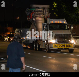 Canoga Park, Kalifornien, USA. 2. Oktober 2013. Die historische Saturn V f-1-Triebwerk bewegt sich aus seiner Heimat von fast 35 Jahren, die außen Aerojet Rocketdyne vor der Canoga Avenue Anlage geplant bis Ende des Jahres geschlossen. Der Motor steht 19 Fuß hoch und mehr als 12 Fuß breit, der Motor geliefert 1,5 Millionen Pfund Schub, die Apollo-Ära Saturn V gestartet. Apollo-Ära Saturn V wurde an die Firma Anlage in Chatsworth CA. Foto geschleppten gen Blevins/LA DailyNews/ZUMA PRESS (Credit-Bild: © Gene Blevins/ZUMAPRESS.com) Credit: ZUMA Press, Inc./Alamy Live News Stockfoto