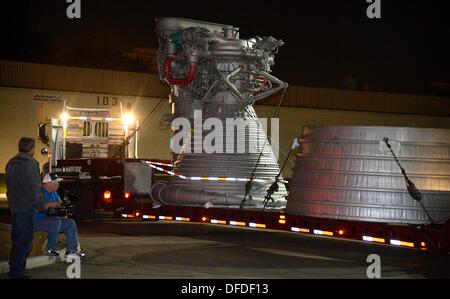 Canoga Park, Kalifornien, USA. 2. Oktober 2013. Die historische Saturn V f-1-Triebwerk bewegt sich aus seiner Heimat von fast 35 Jahren, die außen Aerojet Rocketdyne vor der Canoga Avenue Anlage geplant bis Ende des Jahres geschlossen. Der Motor steht 19 Fuß hoch und mehr als 12 Fuß breit, der Motor geliefert 1,5 Millionen Pfund Schub, die Apollo-Ära Saturn V gestartet. Apollo-Ära Saturn V wurde an die Firma Anlage in Chatsworth CA. Foto geschleppten gen Blevins/LA DailyNews/ZUMA PRESS (Credit-Bild: © Gene Blevins/ZUMAPRESS.com) Credit: ZUMA Press, Inc./Alamy Live News Stockfoto