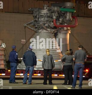 Canoga Park, Kalifornien, USA. 2. Oktober 2013. Die historische Saturn V f-1-Triebwerk bewegt sich aus seiner Heimat von fast 35 Jahren, die außen Aerojet Rocketdyne vor der Canoga Avenue Anlage geplant bis Ende des Jahres geschlossen. Der Motor steht 19 Fuß hoch und mehr als 12 Fuß breit, der Motor geliefert 1,5 Millionen Pfund Schub, die Apollo-Ära Saturn V gestartet. Apollo-Ära Saturn V wurde an die Firma Anlage in Chatsworth CA. Foto geschleppten gen Blevins/LA DailyNews/ZUMA PRESS (Credit-Bild: © Gene Blevins/ZUMAPRESS.com) Credit: ZUMA Press, Inc./Alamy Live News Stockfoto