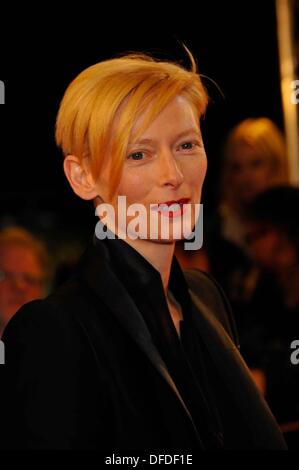 Hamburg, Deutschland. 2. Oktober 2013. Britische Schauspielerin Tilda Swinton stellt bei der Premiere von "Nur Liebhaber links lebendig" während der 21. Film-Festival in Hamburg am 2. Oktober 2013. Bildnachweis: Dpa picture Alliance/Alamy Live News Stockfoto