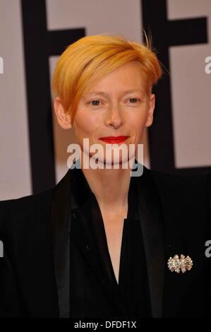 Hamburg, Deutschland. 2. Oktober 2013. Britische Schauspielerin Tilda Swinton stellt bei der Premiere von "Nur Liebhaber links lebendig" während der 21. Film-Festival in Hamburg am 2. Oktober 2013. Bildnachweis: Dpa picture Alliance/Alamy Live News Stockfoto