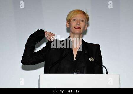 Hamburg, Deutschland. 2. Oktober 2013. Britische Schauspielerin Tilda Swinton stellt bei der Premiere von "Nur Liebhaber links lebendig" während der 21. Film-Festival in Hamburg am 2. Oktober 2013. Bildnachweis: Dpa picture Alliance/Alamy Live News Stockfoto