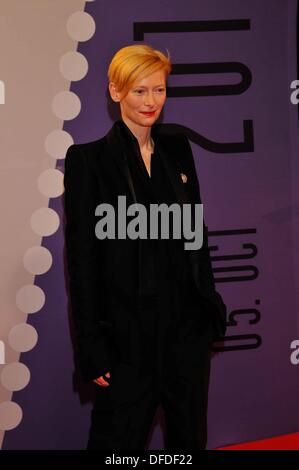 Hamburg, Deutschland. 2. Oktober 2013. Britische Schauspielerin Tilda Swinton stellt bei der Premiere von "Nur Liebhaber links lebendig" während der 21. Film-Festival in Hamburg am 2. Oktober 2013. Bildnachweis: Dpa picture Alliance/Alamy Live News Stockfoto