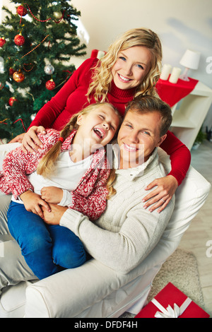 Porträt der glückliche Familie von drei Blick in die Kamera am Weihnachtstag Stockfoto