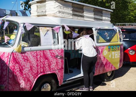 Kellnerin Essen serviert in VW Camper als Restaurant an der ersten nationalen Festival Sparsamkeit Darlington Lingfield Zeitpunkt verwendet. Stockfoto