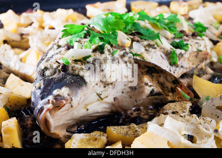 Gebratener Karpfen mit Kartoffeln und Zwiebeln Stockfoto