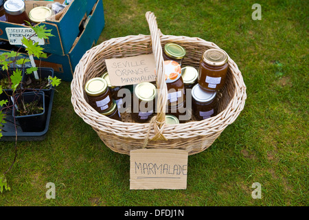 Weidenkorb hausgemachte Marmelade Marmelade auf Verkauf UK Stockfoto