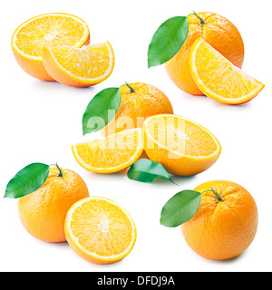 Reihe von orangefarbenen Früchten mit Schnitt und grünen Blättern isoliert auf weißem Hintergrund Stockfoto