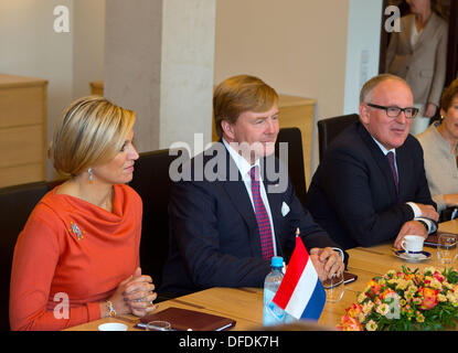 Oslo, Norwegen. 2. Oktober 2013. Königin Maxima der Niederlande, König Willem-Alexander der Niederlande mit Frans Timmermans Minister für ausländische Angelegenheiten niederländischen König Willem-Alexander und Maxima der Königin für eine Einführung Besuch in Norwegen. OSLO 2. Oktober 2013 Foto: Albert Nieboer-RPE Credit: Dpa picture-Alliance/Alamy Live News Stockfoto