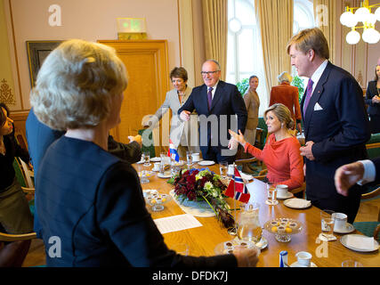 Oslo, Norwegen. 2. Oktober 2013. Besuchen nach Norwegen, Königin Maxima und König Willem-Alexander der Niederlande mit Frans Timmermans (R) Minister für ausländische Angelegenheiten niederländischen König Willem-Alexander und Maxima der Königin für eine Einführung. OSLO 2. Oktober 2013 Foto: Albert Nieboer-RPE Credit: Dpa picture-Alliance/Alamy Live News Stockfoto