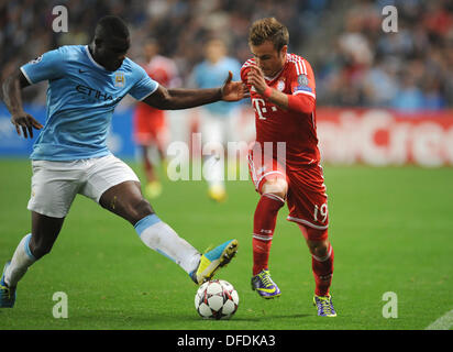 Manchester, Großbritannien. 2. Oktober 2013. Manchesters Micah Richards (L) wetteifert um den Ball mit der Münchner Mario Goetze während der Champions League Gruppe D-Match zwischen Manchester City und dem FC Bayern München im City of Manchester Stadium in Manchester, Großbritannien, 2. Oktober 2013. Foto: ANDREAS GEBERT/Dpa/Alamy Live-Nachrichten Stockfoto