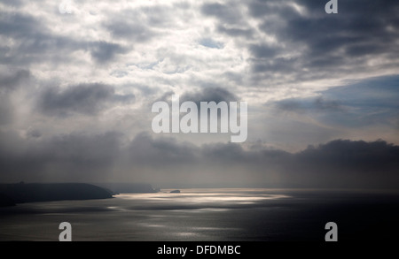 Seascape Wolken Sonnenlicht gebrochen durchbrechen cloud Cornwall England Stockfoto