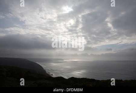 Seascape Wolken Sonnenlicht gebrochen durchbrechen cloud Cornwall England Stockfoto