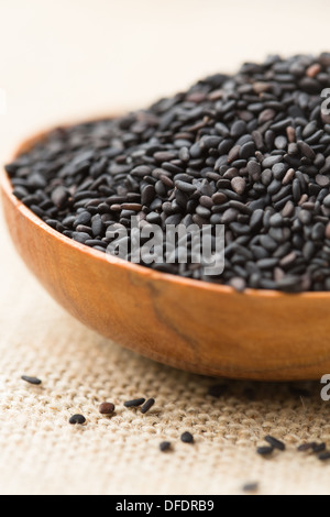 Schwarzer Sesam in einer Schüssel Stockfoto