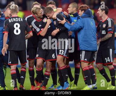 Leverkusen, Deutschland. 2. Oktober 2013. Leverkusens Spieler feiern ihre 2: 1-Sieg mit Jens Hegeler (C), der den Siegtreffer im Champions-League-Gruppe A Spiel zwischen Bayer Leverkusen und Real Sociedad San Sebastian in der BayArena in Leverkusen, Deutschland, 2. Oktober 2013 erzielte. Foto: Federico Gambarini/Dpa/Alamy Live News Stockfoto