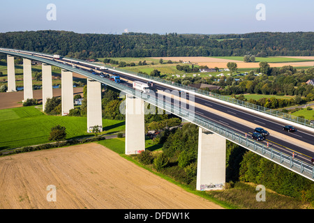 Autobahn-Brücke der A52 Autobahn, Autobahn, über Tal des Flusses Ruhr. Stockfoto