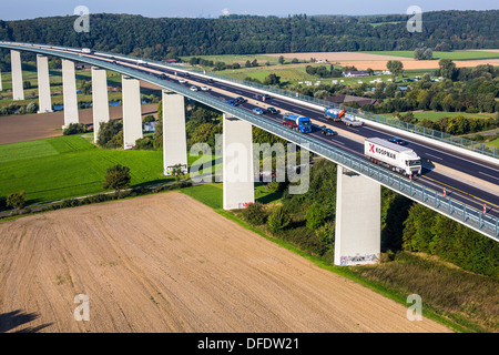 Autobahn-Brücke der A52 Autobahn, Autobahn, über Tal des Flusses Ruhr. Stockfoto