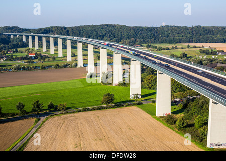 Autobahn-Brücke der A52 Autobahn, Autobahn, über Tal des Flusses Ruhr. Stockfoto