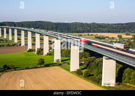 Autobahn-Brücke der A52 Autobahn, Autobahn, über Tal des Flusses Ruhr. Stockfoto