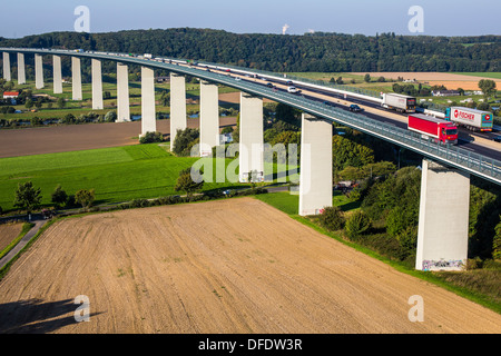 Autobahn-Brücke der A52 Autobahn, Autobahn, über Tal des Flusses Ruhr. Stockfoto