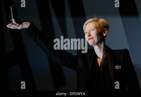 Hamburg, Deutschland. 2. Oktober 2013. Britische Schauspielerin und Oscar-Gewinner Tilda Swinton hält ihren Douglas Sirk Award auf dem Filmfest Hamburg in Hamburg, Deutschland, 2. Oktober 2013. Foto: AXEL HEIMKEN/Dpa/Alamy Live News Stockfoto