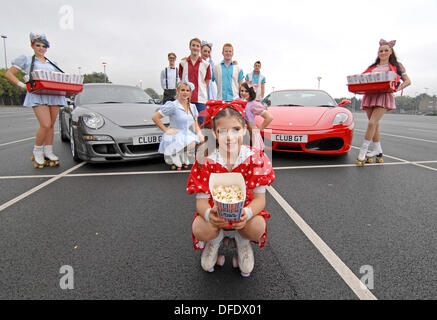 London, UK. 2. Oktober 2013. Roller Girl & Boy Auditions am südlichen Parkplatz, Brent Cross Einkaufszentrum, London - 2. Oktober 2013 Credit: KEITH MAYHEW/Alamy Live-Nachrichten Stockfoto