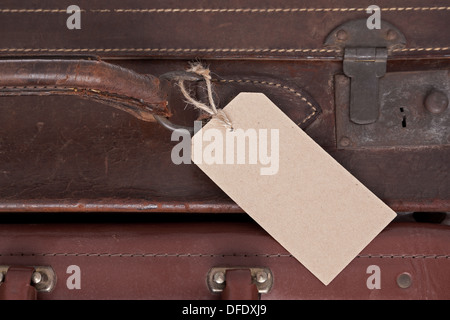 Foto von leeren Gepäcketikett auf einen alten braunen Leder-Koffer. Stockfoto