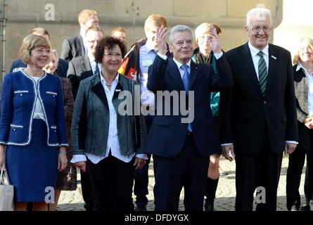 Stuttgart, Deutschland. 3. Oktober 2013. Der deutsche Bundespräsident Joachim Gauck (2 L) und seinem Partnet Daniela Schadt (L) werden von Premier of Baden-Wuerttemberg Winfried Kretschmann (R) und seine Frau Gerlinde (2-L) zu Beginn der Feierlichkeiten anlässlich zum Tag der deutschen Einheit am Schillerplatz in Stuttgart, Deutschland, 3. Oktober 2013 begrüßt. Die wichtigsten Feierlichkeiten zum Tag der deutschen Einheit werden in diesem Jahr in Stuttgart stattfinden. Foto: Dpa/BERND WEISSBROD/Alamy Live News Stockfoto