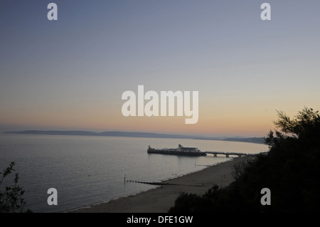 Blick hinunter vom East Cliff zum Strand und dem Pier bei Sonnenuntergang Bournemouth-Dorset-England Stockfoto