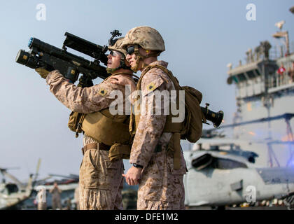 US-Marines Feuer eine Stinger-Schulter ins Leben gerufen-Flugabwehr-Raketen während der Einarbeitung Ausbildung an Bord der USS Kearsarge 2. Oktober 2013 in Washington, DC. Stockfoto