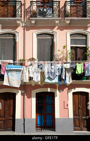 Wäscheleine auf Gebäude-Fassade auf über Efiso in Cagliari - Sardinien Stockfoto