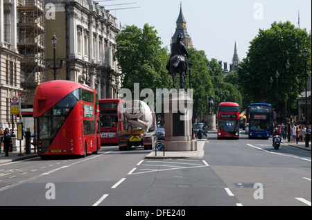 Suche entlang Whitehall, London in Richtung Bundesplatz mit zwei neue Busse für London auf Route 24 im Blick Stockfoto