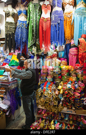 Türkei, Istanbul, Fatih, Sultanahmet, Kapalicarsi, Stall zu verkaufen traditionellen Kleidung auf dem Basar. Stockfoto